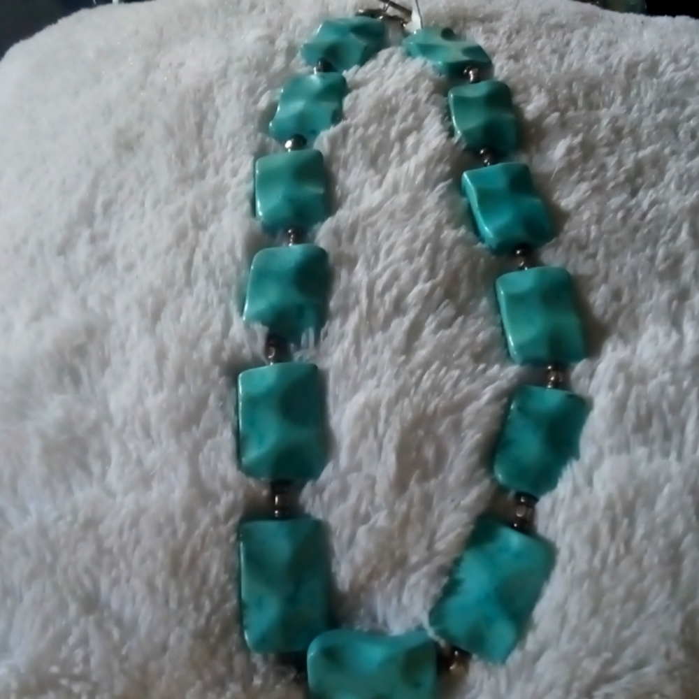 This is a turquoise blue color necklace